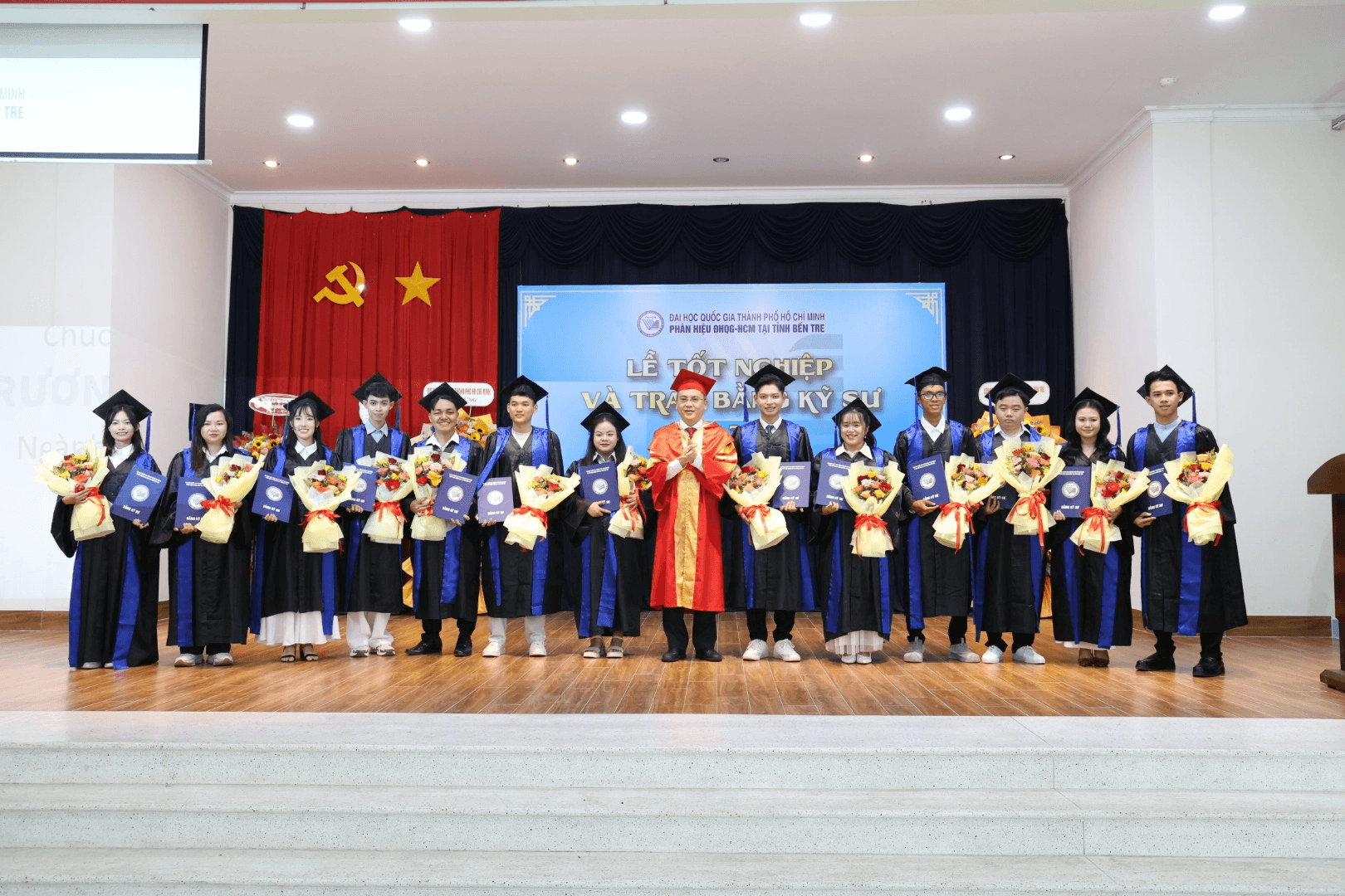Phân hiệu ĐHQG-HCM tại tỉnh Bến Tre trao bằng tốt nghiệp cho 15 tân kỹ sư Kỹ thuật xây dựng