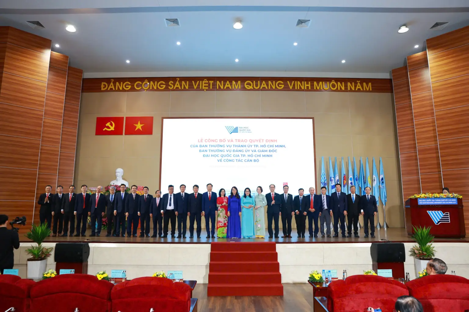 ĐHQG-HCM công bố và trao quyết định công tác cán bộ cho 25 nhân sự lãnh đạo