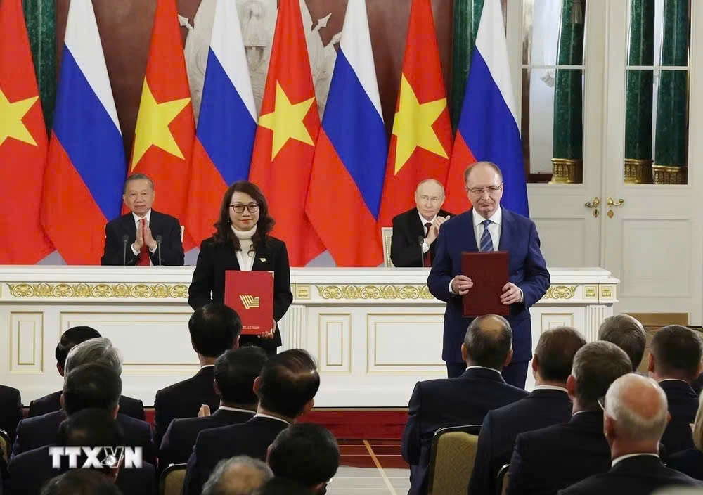 Tổng Bí thư, Chủ tịch nước Tô Lâm và Tổng thống Nga Vladimir Putin chứng kiến ĐHQG-HCM, Đại học Quốc gia Saint Petersburg trao văn kiện hợp tác