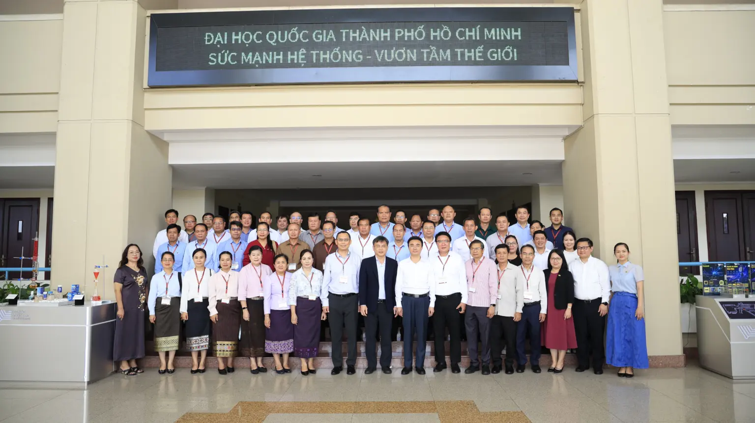 ĐHQG-HCM đón tiếp Đoàn cán bộ cấp Thứ trưởng và tương đương của Lào