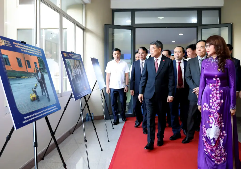 ĐHQG-HCM_141026_1.png (1.01 MB)